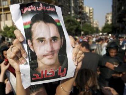 Una joven con una fotograf&iacute;a de Jaled Said y un mensaje en &aacute;rabe que dice &quot;Jaled, tu sangre valdr&aacute; la pena&quot;, durante una manifestaci&oacute;n para denunciar su muerte en El Cairo, el pasado 13 de junio