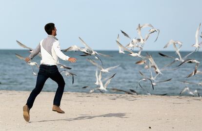 El serbio Novak Djokovic celebra su victoria en el Masters de Miami en Cayo Vizcaino, Florida.