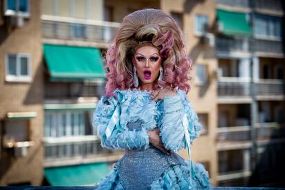 La 'drag queen' y poeta Pink Chadora retratada, el 11 de julio de 2023, en una azotea del barrio madrileño de Carabanchel.