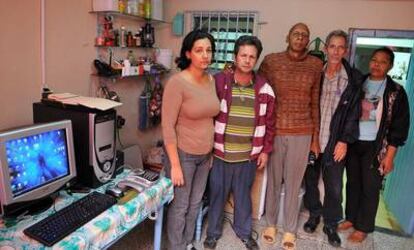 Fariñas (centro) posa con otros opositores al régimen cubano el viernes en su casa en Santa Clara.