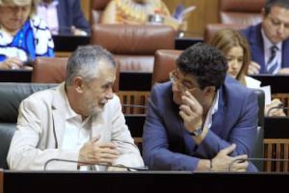 El presidente de la Junta de Andalucía, José Antonio Griñán (i), y el vicepresidente del gobierno andaluz, Diego Valderas (IU), conversan antes del inicio del pleno en el Parlamento de Andalucía.