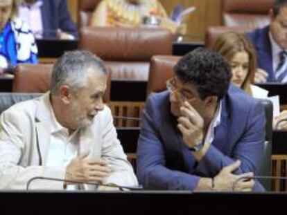 El presidente de la Junta de Andalucía, José Antonio Griñán (i), y el vicepresidente del gobierno andaluz, Diego Valderas (IU), conversan antes del inicio del pleno en el Parlamento de Andalucía.