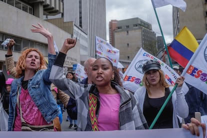 Asistentes al paro nacional a favor de la consulta popular del gobierno, en Bogotá, el 25 de mayo de 2025.