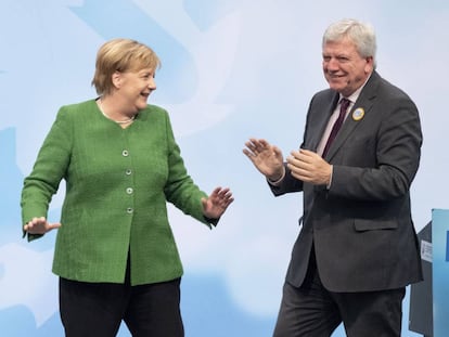 Merkel, junto al candidato de la CDU Volker Bouffier, durante un acto de campaña en Fulda el pasado jueves.