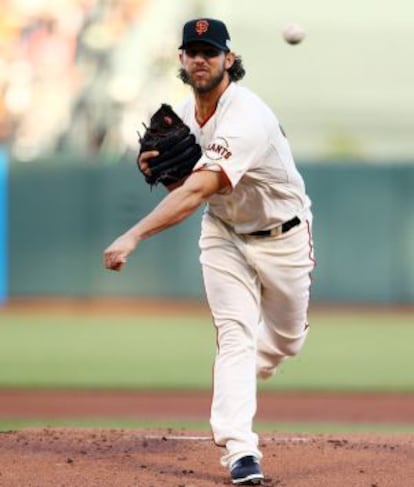 Madison Bumgarner realiza un lanzamiento en el quinto partido.