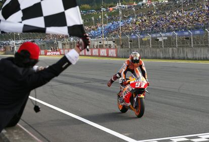 Marc Márquez, del equipo Repsol Honda, cruza la línea de meta del Gran Premio de Japón.