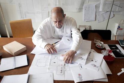 El arquitecto Álvaro Siza, en su estudio con los planos de la exposición.