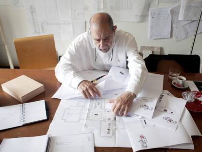 El arquitecto &Aacute;lvaro Siza, en su estudio con los planos de la exposici&oacute;n. 