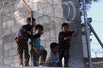Varios ni&ntilde;os refugiados detenidos en Lesbos la v&iacute;spera de la visita papal. 