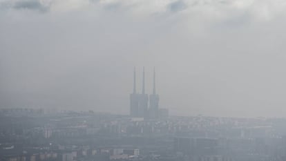 Contaminación sobre Barcelona, en una imagen de 2017.