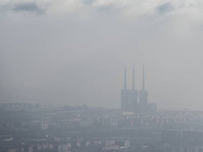 Contaminación sobre Barcelona, en una imagen de 2017.
