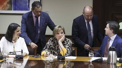 La presidenta de la Comisión de Seguimiento del Pacto de Toledo, Celia Villalobos (c), conversa con los integrantes de dicha comisión, José María Barrios (2d), Rafael Merino (2i), Carmen Rocío Cuello (i), el 19 de junio.