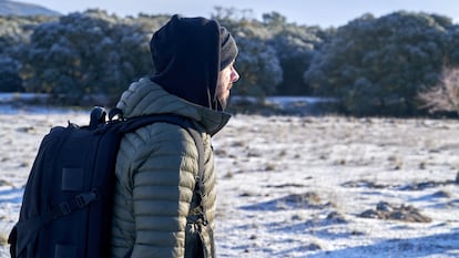 Artículo de EL PAÍS Escaparate sobre un abrigo calefactable para hombre que ofrece calor uniforme y constante.