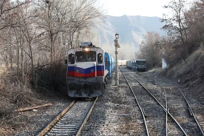 Um trem espera que o Expresso do Leste abandone a estação de Sivas em sua rota para Ancara (Turquia).