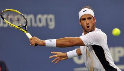 El tenista español Feliciano López devuelve la bola al británico Andy Murray durante el juego de la tercera ronda del Abierto de Tenis de Estados Unidos.