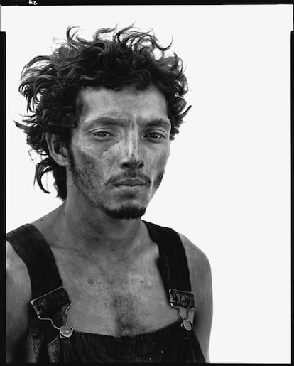 Roberto Lopez, trabajador en un campo de petroleo, Lyons, Texas,  28 septiembre, 1980