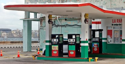 Un vehículo recarga combustible en una estación de servicio en La Habana (Cuba).