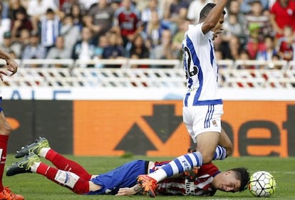 Jonathas cae ante el defensa Gim&eacute;nez, en la pol&eacute;mica jugada.
 