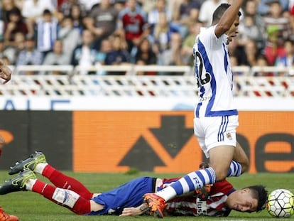 Jonathas cae ante el defensa Gim&eacute;nez, en la pol&eacute;mica jugada.
 