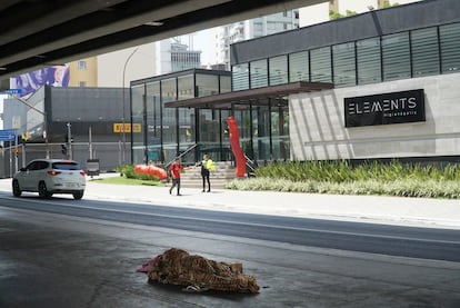 Una persona en condición de calle bajo un puente de São Paulo.