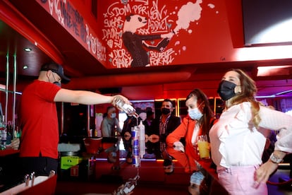 Un camarero sirve una bebida en el interior de una discoteca el lunes 21 de junio en Madrid, la noche que volvió a abrir el ocio nocturno.