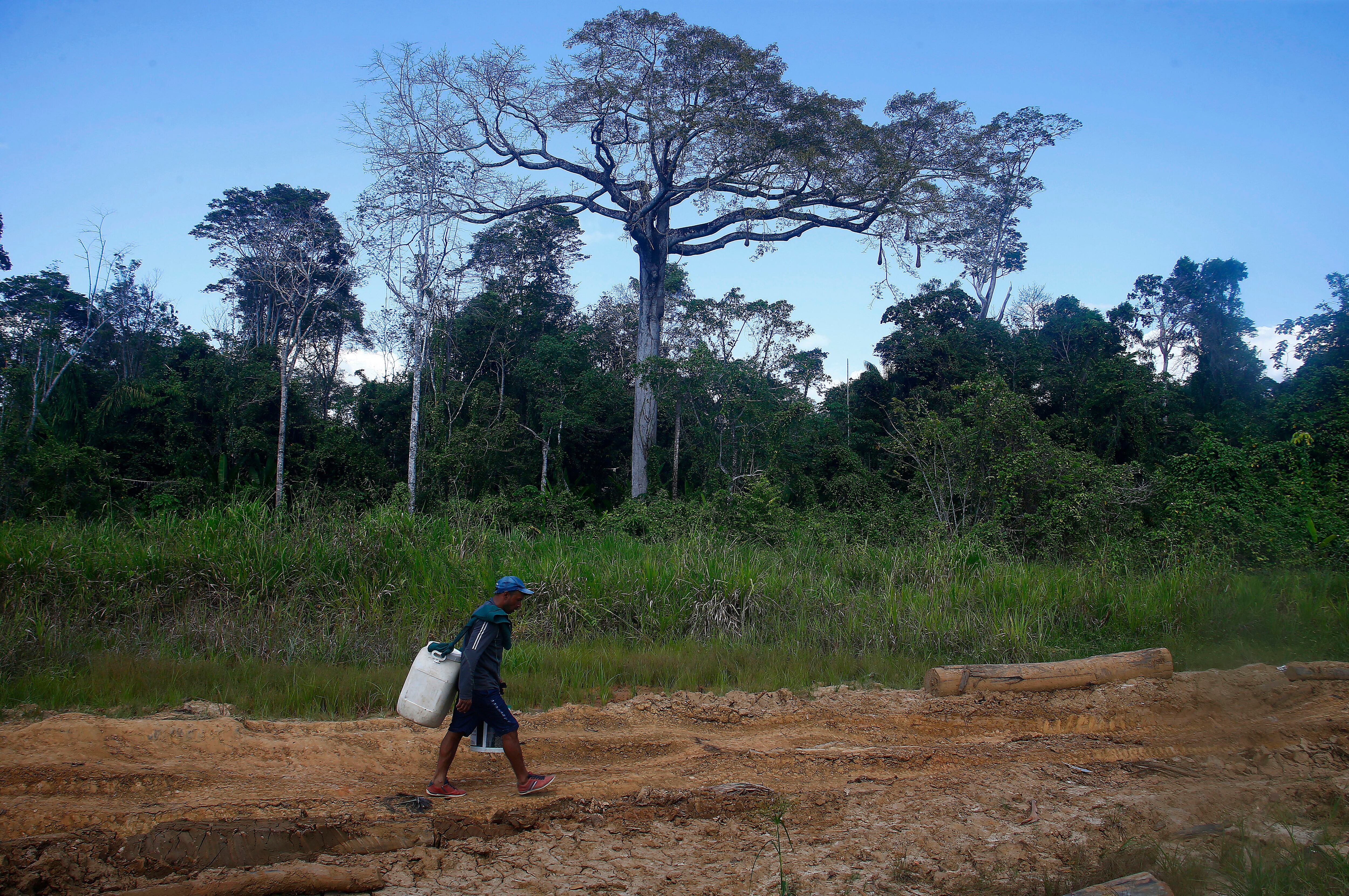 Un minero camina para dejar el territorio indígena yanomami de Alto Alegre. 