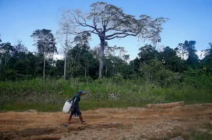 Un minero camina para dejar el territorio indígena yanomami de Alto Alegre. 
