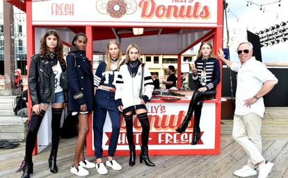 El dise&ntilde;ador Tommy Hilfiger junto a algunas de sus modelos como Gigi Hadid.