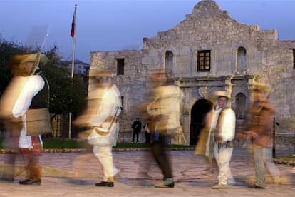 La pequeña iglesia del siglo XVIII del Álamo, en el corazón de la ciudad de San Antonio, recuerda el episodio más heroico de la historia de Tejas, la muerte de 182 hombres a manos de soldados mexicanos en la defensa de un fuerte construido por los españoles.

A este destino turístico acuden más de mil visitantes diarios de todo Estados Unidos.