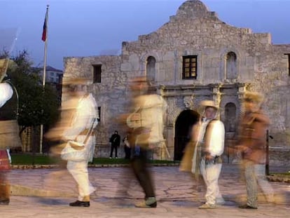 La pequeña iglesia del siglo XVIII del Álamo, en el corazón de la ciudad de San Antonio, recuerda el episodio más heroico de la historia de Tejas, la muerte de 182 hombres a manos de soldados mexicanos en la defensa de un fuerte construido por los españoles.
A este destino turístico acuden más de mil visitantes diarios de todo Estados Unidos.