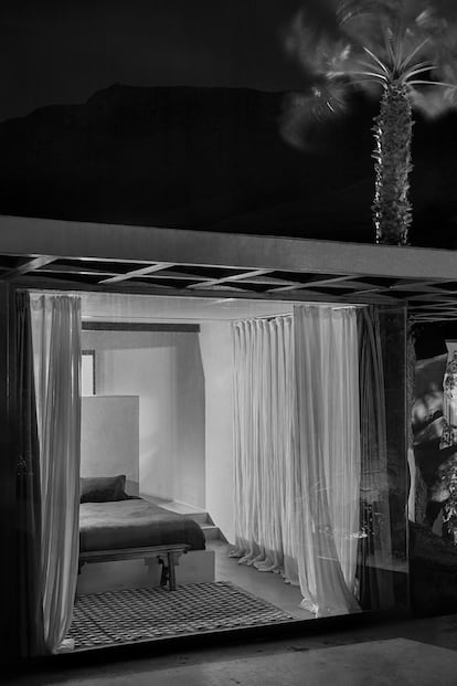 La diferencia de temperatura estética entre el exterior y el interior de la casa es abismal. El interior es fresco y austero
e invita al descanso y la introspección. El exterior, en cambio, es cálido y vibrante e incita a recorrer la isla. En esta fotografía, uno de los dormitorios con aires orientales.