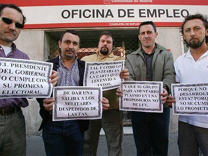 Miembros de la Unión de Militares Temporales en la puerta de una oficina del paro en Madrid.