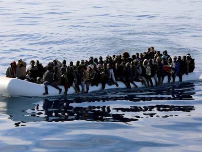Refugiats abans de ser rescatats a la costa de Líbia.
 