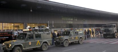 Vehículos de la Unidad Militar de Emergencia (UME), apostados ayer a la entrada de la Terminal 2 del aeropuerto de Barajas.