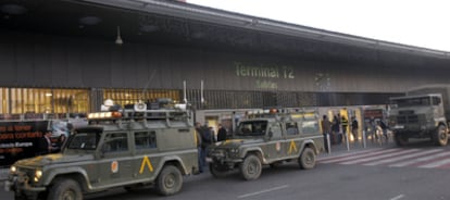 Vehículos de la Unidad Militar de Emergencia (UME), apostados ayer a la entrada de la Terminal 2 del aeropuerto de Barajas.