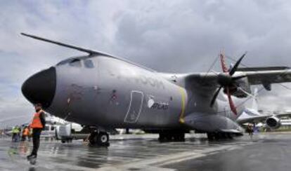 Un avión militar de transporte de Airbus A400M exhibido en la feria internacional de la aviación de Farnborough (Reino Unido). EFE/Archivo