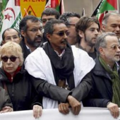 Cabecera de la manifestación, organizada hoy en Madrid para condenar el asalto de las fuerzas de seguridad marroquíes al campamento saharaui de Gdaim Izik, en El Aaiún