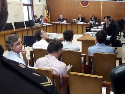 Los hermanos Ruiz-Mateos, sentados en el banquillo de la Audiencia de Palma.