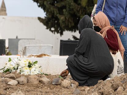 Cadi, la madre de Yamila, tras la ceremonia fúnebre de su hija de cinco años de edad, en el cementerio de San Lázaro de Las Palmas de Gran Canaria.