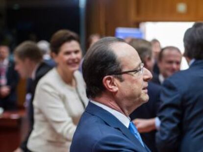 El presidente franc&eacute;s, Fran&ccedil;ois Hollande, habla con el primer ministro italiano, Enrico Letta, ayer en Bruselas.