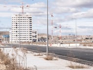 Obras en el barrio de los Berrocales con las cuatro torres de Madrid al fondo.