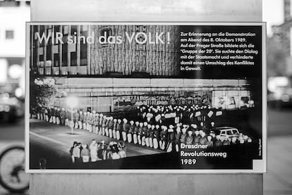 Placa da Prager Strasse, em Dresden, que recorda os protestos contra o regime da RDA, dos quais Frank Richter participou no final dos anos oitenta.