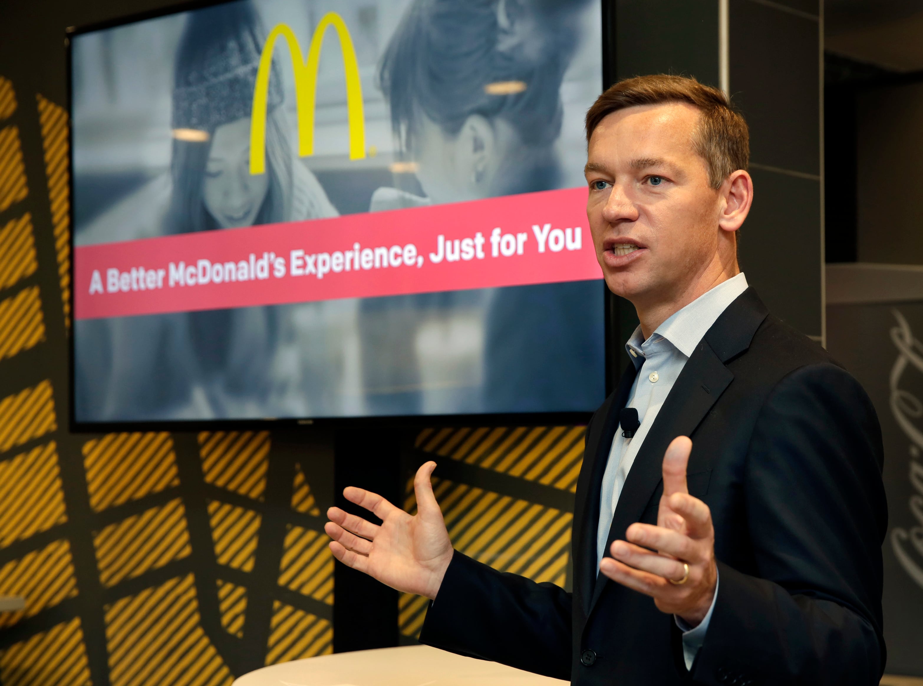 “De un CEO a otro: come tu producto”: el vídeo del consejero delegado de McDonald’s probando la ‘Big Arch’ alimenta a sus competidores