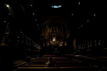 Miguel Hurtado, de 36 años, cuenta que sufrió abusos sexuales cuando tenía 16 años por parte de un monje benedictino en el monasterio de Montserrat. En la imagen, posa en el interior de la iglesia de la abadía de Montserrat, en la provincia de Barcelona, el pasado 2 de febrero.