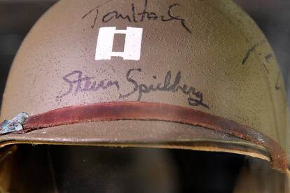 Detalle del casco del Capitán Miller, utilizado por Tom Hanks en 1998 y firmado por el director del filme Salvar al Soldado Ryan, Steven Spielberg. 