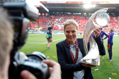 Wiegman sujetando el trofeo tras vencer en el Eurocopa 2017 con Países Bajos.