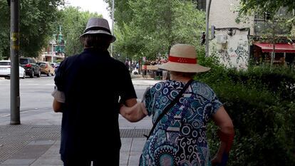 Una pareja de mayores dan un paseo en el distrito de Latina el pasado 22 de julio.