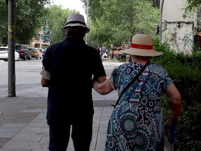 Una pareja de mayores dan un paseo en el distrito de Latina el pasado 22 de julio.