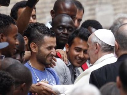 El papa Francisco saluda a refugiados en un convento de Roma.