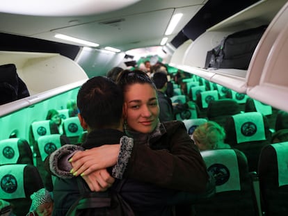 Kathia, una refugiada ucrania, abraza a su novio a su llegada a Ciudad de México tras ser evacuados de la guerra de Ucrania en un vuelo de la Fuerza Aérea Mexicana.